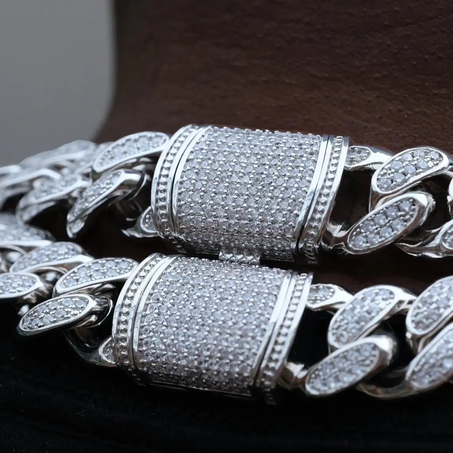 Box Clasp Iced Cuban Link Chain in White Gold - 19mm - TONGSHOP