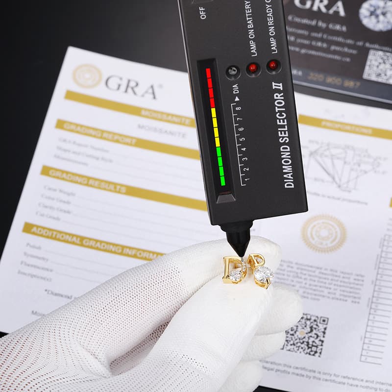 S925 Moissanite Initial Stud Earrings in 18K Gold - TONGSHOP