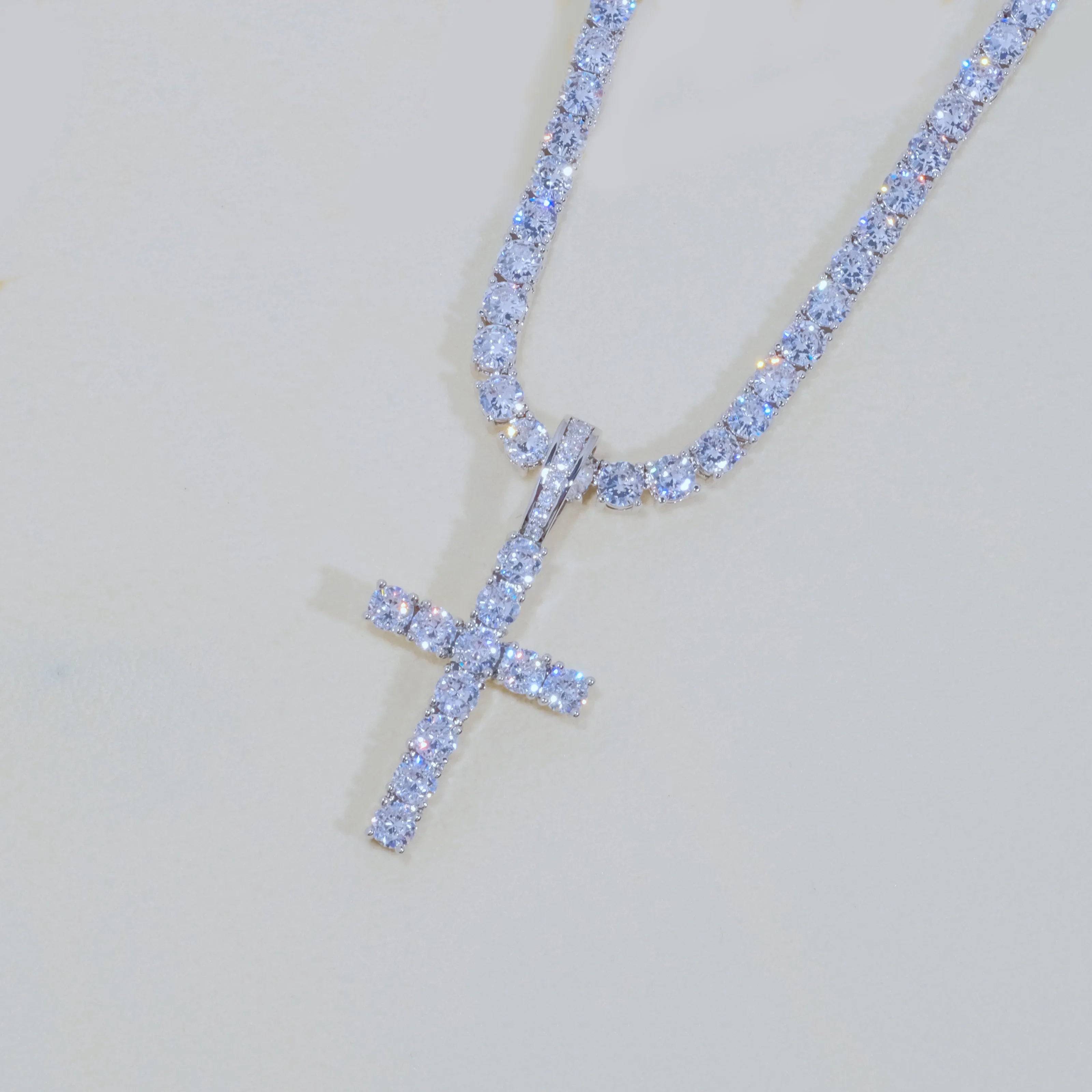 This bundle includes a white gold plated pendant with flawless VVS simulated diamonds, measuring 21*42mm and weighing 6.5g, as well as a tennis chain. It also comes with a dust bag, gift box, jewelry cloth, and warranty card.
