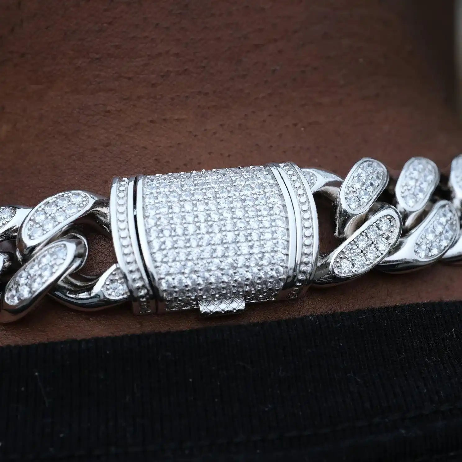 Box Clasp Iced Cuban Link Chain in White Gold - 19mm - TONGSHOP